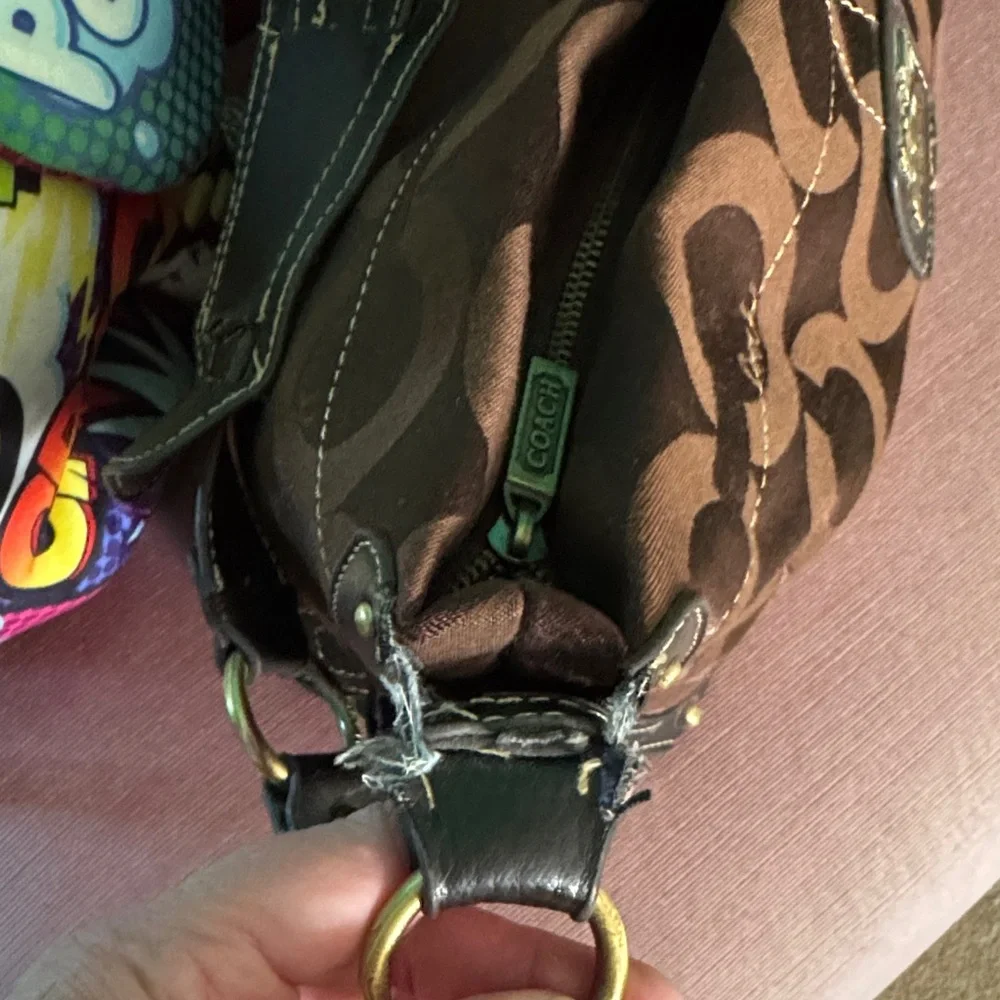๐๐ป๐ค๐Coach Dark Brown Patterned Shoulder Bag - Picture 12 of 16